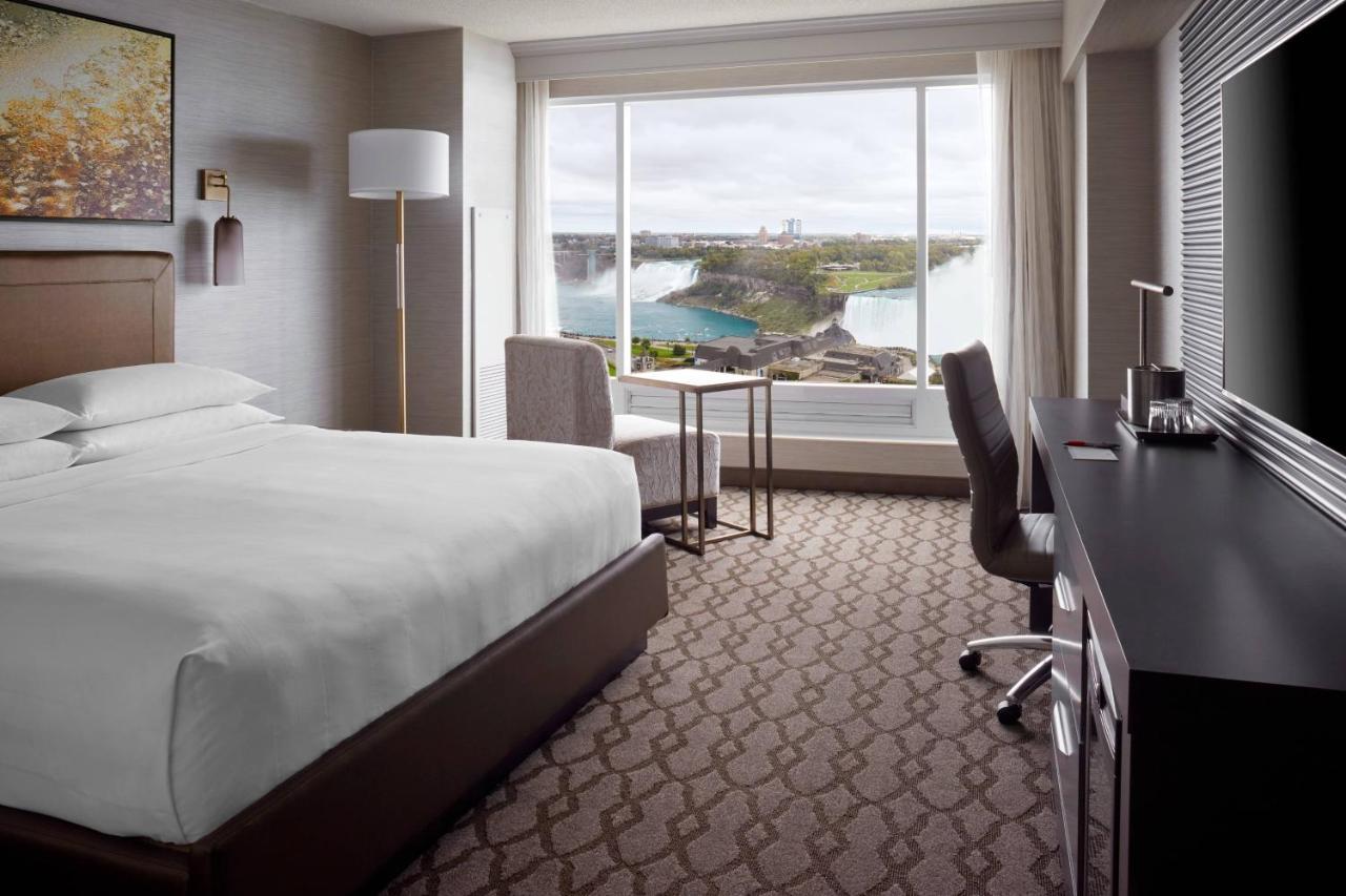 Chambre Lit King-Size avec Baignoire Spa et Vue sur les Chutes
